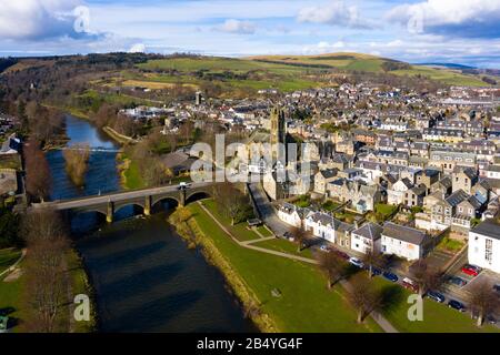 Luftbild des Flusses Tweed, der durch die Stadt Peebles in den schottischen Grenzen fließt, Schottland, Großbritannien Stockfoto