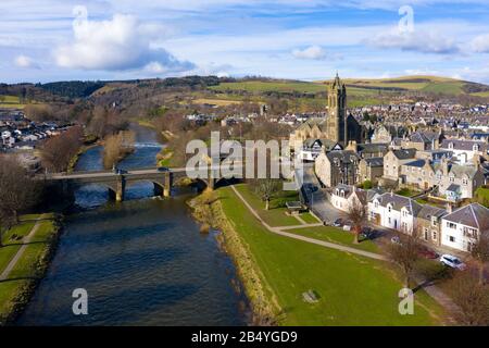 Luftbild des Flusses Tweed, der durch die Stadt Peebles in den schottischen Grenzen fließt, Schottland, Großbritannien Stockfoto