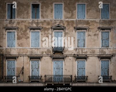 Fassade mit geschlossenen blauen Holzfensterläden an einem alten Gebäude in Venedig, Italien Stockfoto