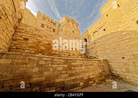 Jaisalmer, Rajasthan, indien. Januar 2014. Das weitläufige Jaisalmer Fort und seine engen Gassen, Rajasthan, Indien. Stockfoto