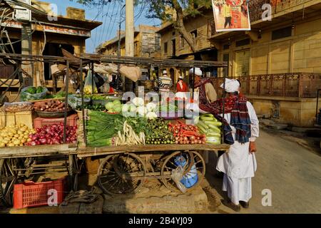 Jaisalmer, Rajasthan, indien. Januar 2014. Gemüsehändler auf Gadisar Rd in Jaisalmer, Rajasthan, indien. Stockfoto