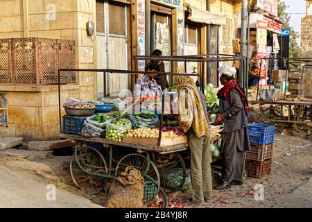 Jaisalmer, Rajasthan, indien. Januar 2014. Gemüsehändler auf Gadisar Rd in Jaisalmer, Rajasthan, indien. Stockfoto