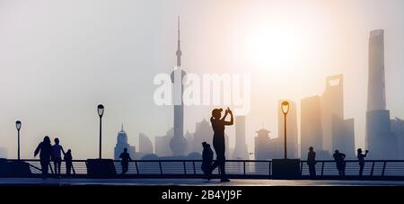 Reisende machen ein Foto von Aktivitäten am Morgen im bund, huangpu Flussufer, shanghai City View Hintergrund Stockfoto