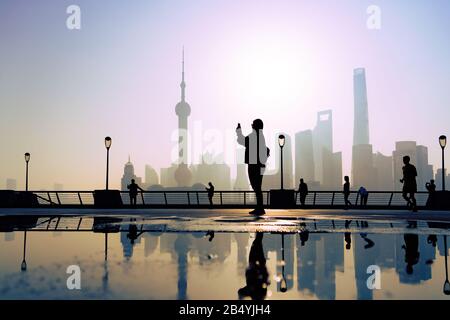 Reisende machen ein Foto von Aktivitäten am Morgen im bund, huangpu Flussufer, shanghai City View Hintergrund Stockfoto