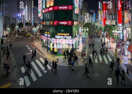 Tokio, Japan, 19. November 2020: Viele Menschen gehen durch das Viertel Shinjuku. Stockfoto