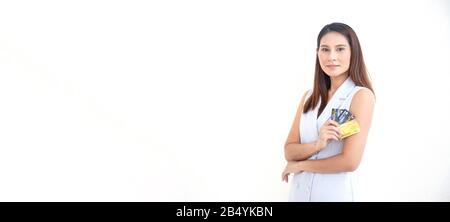 Glückliche Frau lächelt mit Kreditkarte, hält den Bonus für die Einkaufsbelohnungen auf dem weißen Hintergrund der Panoramaisolation. Kunden von Wide Student zeigen eine Lastschrift-Prämie für Stockfoto