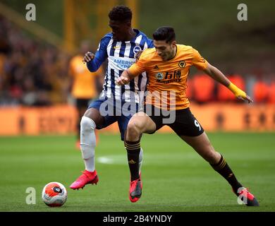 Brighton und Hove Albions Yves Bissouma (links) und Wolverhampton Wanderers Raul Jimenez kämpfen während des Premier-League-Spiels in Molineux, Wolverhampton, um den Ball. Stockfoto