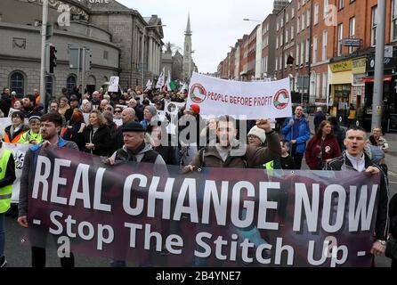 Die Menschen nehmen an einem marsch in Dublins Innenstadt Teil, der organisiert ist, um Widerstand gegen die Bildung einer neuen Regierung unter Beteiligung von Fianna Fail oder Fine Gael zu zeigen. Stockfoto