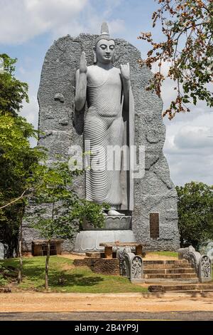 Polonnaruwa, Sri lanka, Sept. 2015: Nachbildung der Aukana-Buddha-Statue und des Giritale Wewa Lake, Giritale in der Nähe von Polonnaruwa Stockfoto