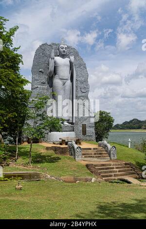 Polonnaruwa, Sri lanka, Sept. 2015: Nachbildung der Aukana-Buddha-Statue und des Giritale Wewa Lake, Giritale in der Nähe von Polonnaruwa Stockfoto