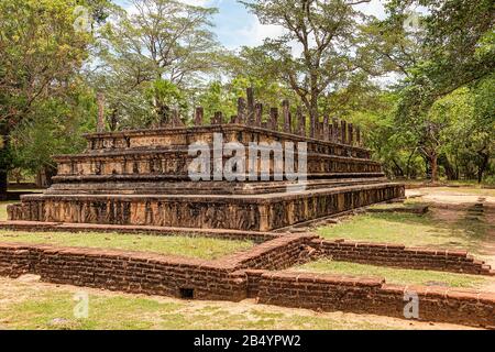 Polonnaruwa, Sri lanka, Sept. 2015: Platzruinen, aus dem Dschungel zurückgefordert. Polonnaruwa wurde von den Cholas als Hauptstadt unter dem Namen Ja gegründet Stockfoto