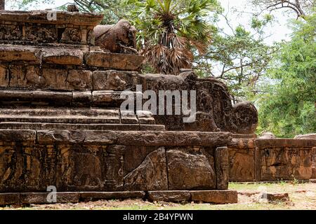 Polonnaruwa, Sri lanka, Sept. 2015: Platzruinen, aus dem Dschungel zurückgefordert. Polonnaruwa wurde von den Cholas als Hauptstadt unter dem Namen Ja gegründet Stockfoto