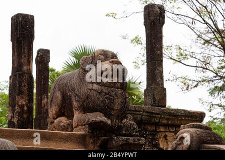 Polonnaruwa, Sri lanka, Sept. 2015: Platzruinen, aus dem Dschungel zurückgefordert. Polonnaruwa wurde von den Cholas als Hauptstadt unter dem Namen Ja gegründet Stockfoto