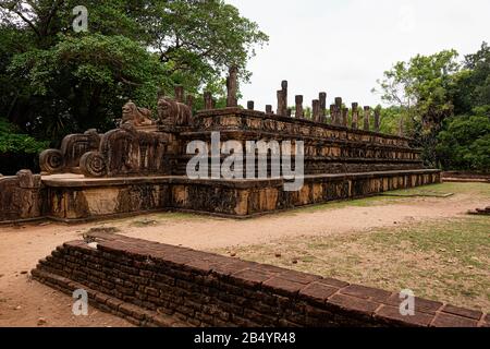 Polonnaruwa, Sri lanka, Sept. 2015: Platzruinen, aus dem Dschungel zurückgefordert. Polonnaruwa wurde von den Cholas als Hauptstadt unter dem Namen Ja gegründet Stockfoto