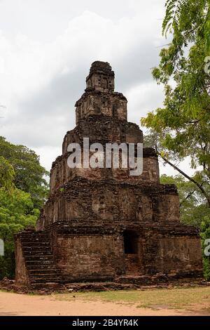 Polonnaruwa, Sri lanka, Sept. 2015: Ruinen, aus dem Dschungel zurückgefordert. Polonnaruwa wurde von den Cholas als Hauptstadt unter dem Namen Jananath gegründet Stockfoto