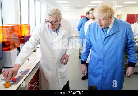 Bedford, Großbritannien. März 2020. (200307) - BEDFORD, 7. März 2020 (Xinhua) - der britische Premierminister Boris Johnson (R) besucht am 6. März 2020 das Mologic Laboratory in Bedford, Großbritannien. Der britische Premierminister Boris Johnson kündigte ein neues Förderpaket von 46 Millionen Pfund (rund 60 Millionen US-Dollar) für dringende Arbeit an, um einen Impfstoff zu finden und einen Schnelltest für die Krankheit zu entwickeln. (Andrew Parsons/10 Downing Street/Handout via Xinhua) NUR FÜR REDAKTIONELLE ZWECKE Credit: Xinhua/Alamy Live News Stockfoto