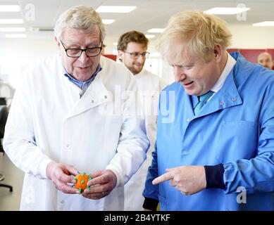 Bedford, Großbritannien. März 2020. (200307) - BEDFORD, 7. März 2020 (Xinhua) - der britische Premierminister Boris Johnson (R) besucht am 6. März 2020 das Mologic Laboratory in Bedford, Großbritannien. Der britische Premierminister Boris Johnson kündigte ein neues Förderpaket von 46 Millionen Pfund (rund 60 Millionen US-Dollar) für dringende Arbeit an, um einen Impfstoff zu finden und einen Schnelltest für die Krankheit zu entwickeln. (Andrew Parsons/10 Downing Street/Handout via Xinhua) NUR FÜR REDAKTIONELLE ZWECKE Credit: Xinhua/Alamy Live News Stockfoto