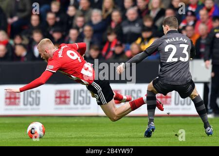 Der von Norwich City gespielte Kampf Kenny McLean (rechts) und Oliver McBurnie von Sheffield United um den Ball während des Premier-League-Spiels in Bramall Lane, Sheffield. Stockfoto