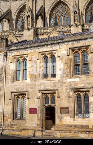 York Minster Souvenirshop neben dem Hauptgebäude. Es hat die gleiche gotisch-gotische Architektur und steht im Winter bei Sonnenschein. Stockfoto