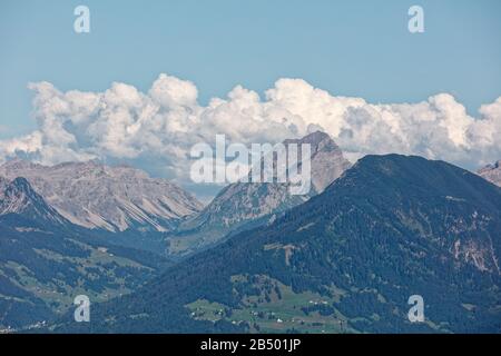 Panoramasicht auf Rote Wand und großes Walsertal (Walsertal) von Amerlugalpe in Richtung Bludenz, Vorarlberg, Österreich Stockfoto