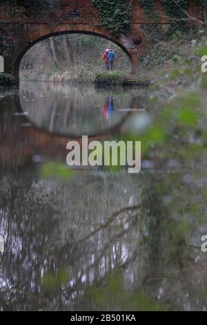 Die Menschen entlang der Basingstoke Canal in der Nähe von Frogmore in Hampshire. Stockfoto