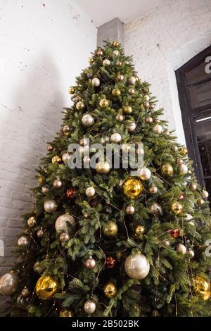 Niedriger Winkel Ansicht eines riesigen funkelnden Weihnachtsbaums verziert Mit vielen bunten und glänzenden Ornaments.Christmas Festival.Ornament Dekorationen, Weihnachten Stockfoto