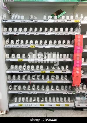 Leere Regale, in denen Händededesinfektionsmittel normalerweise in einem Asda-Geschäft in Clapham Junction, London gelagert werden. Stockfoto