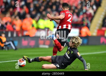 Todd Cantwell (rechts) von Norwich City und George Baldock von Sheffield United kämpfen während des Premier-League-Spiels in Bramall Lane, Sheffield, um den Ball. Stockfoto