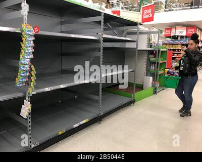 Leere Regale, in denen Toilettenrollen normalerweise in einem Asda-Geschäft in Clapham Junction, London gelagert werden. Stockfoto