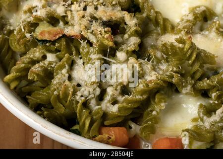 Makro-Nahaufnahme von glutenfreiem Kasserol (Pasta al Forno) mit Gemüse und Käse. Stockfoto