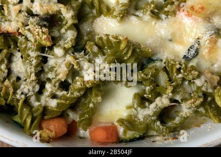 Makro-Nahaufnahme von glutenfreiem Kasserol (Pasta al Forno) mit Gemüse und Käse. Stockfoto