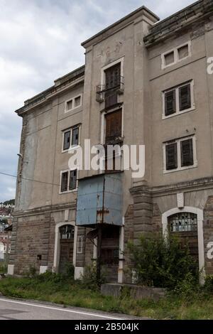 Verlassene Lagergebäude im Alten Hafen von Triest, Friaul-Julisch Venetien, Italien Stockfoto