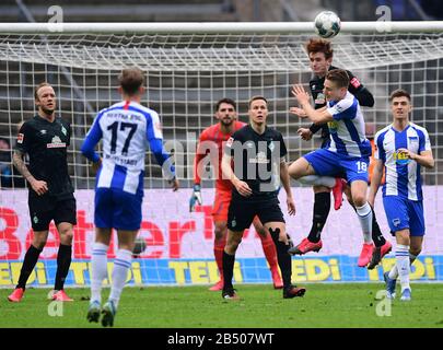 Berlin, Deutschland. März 2020. Fußball: Bundesliga, Hertha BSC - Werder Bremen, 25. Spieltag im Olympiastadion. Santiago Ascacibar von Hertha gegen Joshua Sargent von Bremen im Kopf-Duell. Rechts befindet sich Herthas Krzysztof Piatek. Kredit: Soeren Stache / dpa-Zentralbild / dpa - WICHTIGER HINWEIS: Gemäß den Vorschriften der DFL Deutsche Fußball Liga und des DFB Deutscher Fußball-Bund ist es untersagt, im Stadion und/oder aus dem fotografierten Spiel in Form von Sequenzbildern und/oder videoähnlichen Fotoserien auszunutzen oder auszunutzen./dpa/Alamy Live News Stockfoto