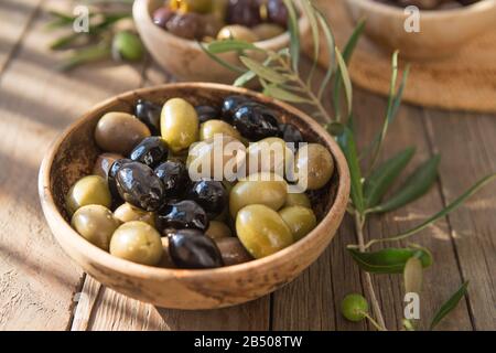 Schalen mit verschiedenen Oliven: Grüne schwarze kalamata-oliven mit Olivenöl Stockfoto
