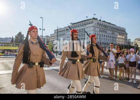 Athen, GRIECHENLAND - 27. Juli 2019: Wechsel der Präsidentengarde Evzones vor dem Denkmal des Unbekannten Soldaten in der Nähe des griechischen Parlaments, Stockfoto