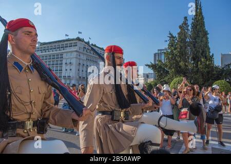 Athen, GRIECHENLAND - 27. Juli 2019: Wechsel der Präsidentengarde Evzones vor dem Denkmal des Unbekannten Soldaten in der Nähe des griechischen Parlaments, Stockfoto