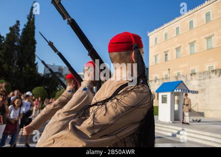 Athen, GRIECHENLAND - 27. Juli 2019: Wechsel der Präsidentengarde Evzones vor dem Denkmal des Unbekannten Soldaten in der Nähe des griechischen Parlaments, Stockfoto
