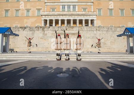 Athen - Jul 27: Wachablösung am Syntagma-Platz Griechenland ändern Es ist eine der militärischen Traditionen und Touristenattraktionen in der Stadt. Stockfoto