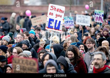 Berlin, Deutschland. März 2020. "Spiel gegen Sie EU" steht auf einem Plakat bei einer Demonstration des Berliner Piers für Migranten an der griechisch-türkischen Grenze. Credit: Christoph Soeder / dpa / Alamy Live News Stockfoto