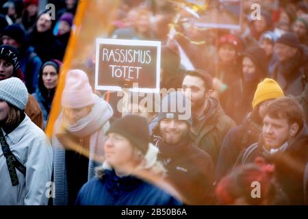 Berlin, Deutschland. März 2020. "Rassismus tötet" steht auf einem Plakat bei einer Demonstration des Berliner Piers für Migranten an der griechisch-türkischen Grenze. Credit: Christoph Soeder / dpa / Alamy Live News Stockfoto