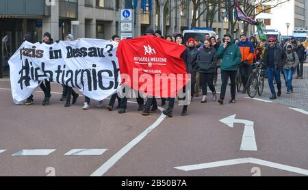 07. März 2020, Sachsen-Anhalt, Dessau-Roßlau: Anhänger des Aktionsnetzes "Leipzig nimmt Platz" demonstrieren gegen die Rechten und gegen die Nazi-Gegner. Der 7. März 2020 ist der 75. Jahrestag der Zerstörung der Stadt durch einen bombenangriff im Zweiten Weltkrieg. Das Netzwerk "Lebendige Demokratie" hatte mit zahlreichen Partnern unter dem Motto "Versöhnung schafft Frieden" ein Gedenkprogramm organisiert. Foto: Heiko Rebsch / dpa-Zentralbild / dpa Stockfoto