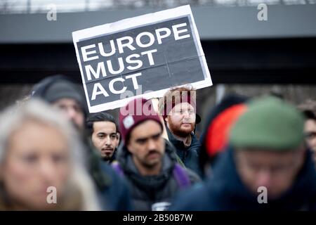 Berlin, Deutschland. März 2020. "Europa muss handeln" ist auf einem Plakat eines der Teilnehmer bei einer Demonstration des Berliner Piers für Migranten an der griechisch-türkischen Grenze geschrieben. Credit: Christoph Soeder / dpa / Alamy Live News Stockfoto