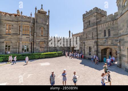 Alupka, Krim - Juli 10. 2019. Woronzow Palast - ehemalige Residenz des Grafen Woronzow, jetzt ein Museum Stockfoto