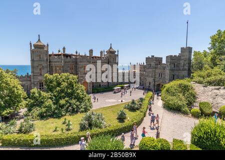 Alupka, Krim - Juli 10. 2019. Woronzow Palast - ehemalige Residenz des Grafen Woronzow, jetzt ein Museum Stockfoto