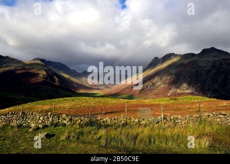 Rainbow endet im Mickleden-Tal Stockfoto