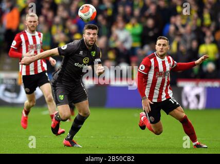 Der von Norwich City gespielte Grant Hanley (links) und der Billy-Sharp-Kampf von Sheffield United um den Ball während des Premier-League-Spiels in Bramall Lane, Sheffield. Stockfoto