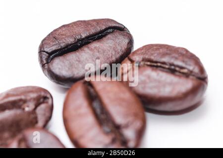 Kaffeebohnen, auftraggerecht ausgerichtete Organisation, geröstete, Nah-Makro-Stillleben, isoliert auf weißem Hintergrund, Blick von direkt oben Stockfoto