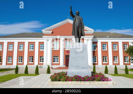 Denkmal für V.I. Lenin vor dem Hintergrund des Verwaltungsgebäudes im Selizharovo. Tver-Region Stockfoto