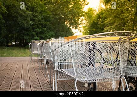 Leeres Café im Freien mit Metallstühlen, Konzept des Kundenmangels, Probleme für kleine Unternehmen und Misserfolg Stockfoto