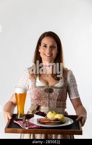 Frau in einem bayerischen Dirndl mit Tablett Stockfoto